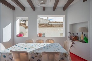 Dining - Apartamento para 4-8 personas a 100 m de la playa con balcón, Wi-Fi y aire acondicionado (Marbella)