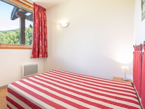 1 bedroom, iron/ironing board, travel crib, WiFi