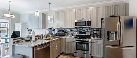 Réfrigérateur, four, lave-vaisselle, cafetière/bouilloire