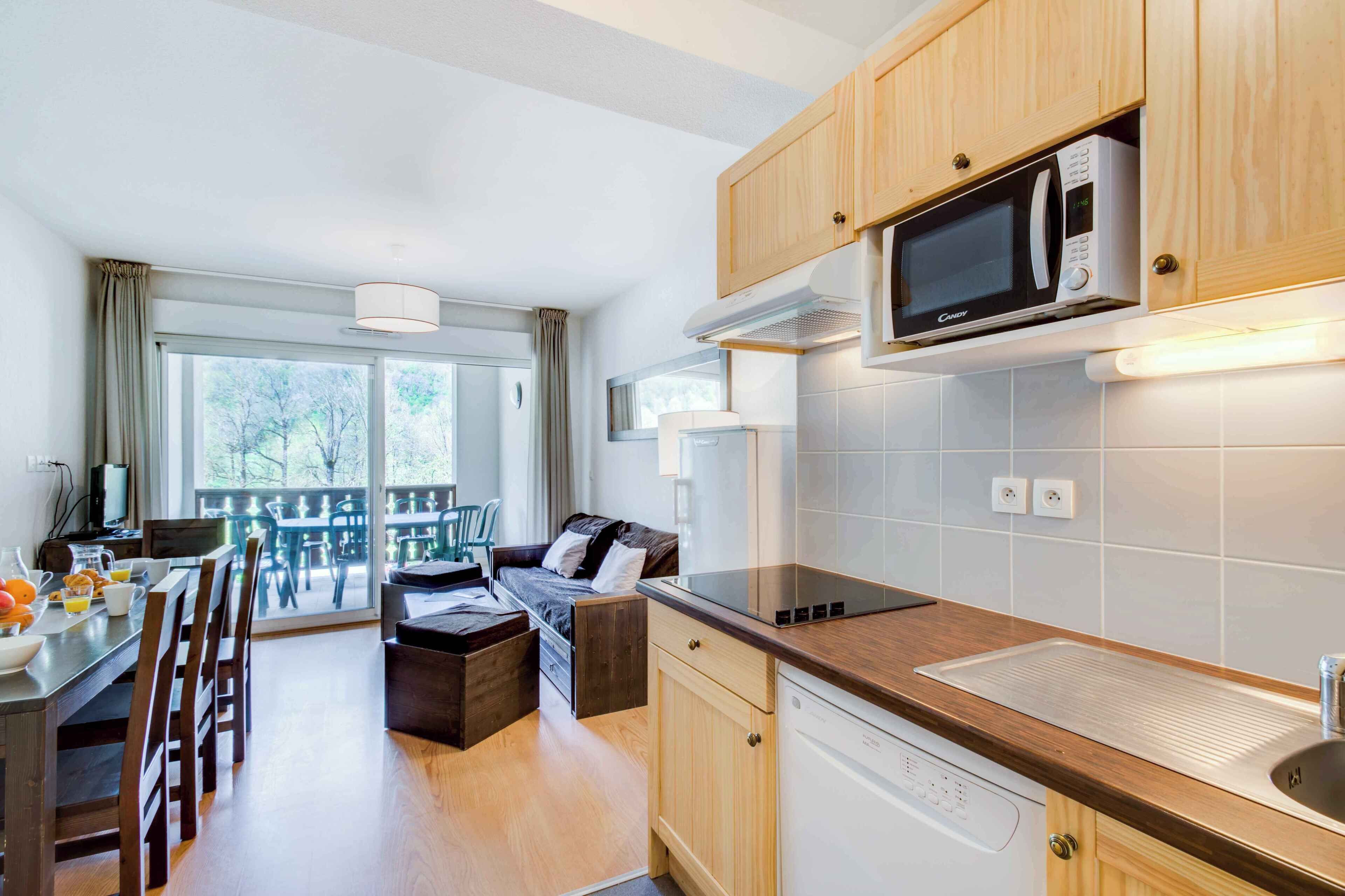 Een koelkast, een magnetron, een kookplaat, een vaatwasser