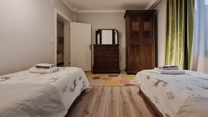 A bedroom with two beds, a dresser, and a wardrobe. - Villa Freya (Sapanca)