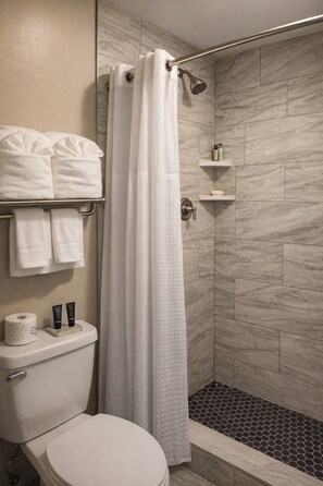 Savon, shampooing, papier de toilette