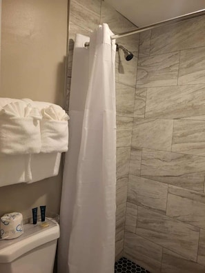 Comfort Studio Suite | Bathroom | Soap, shampoo, toilet paper