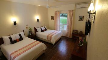 Habitación doble estándar | Ropa de cama de alta calidad y caja de seguridad en la habitación