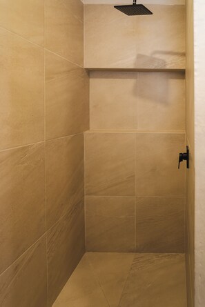 Shower, hair dryer, towels, soap - Hotel Hacienda Concá (Concá)
