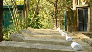 A set of stone steps leading up to a building, with towels placed on the steps. - Hotel Hacienda Concá (Concá)