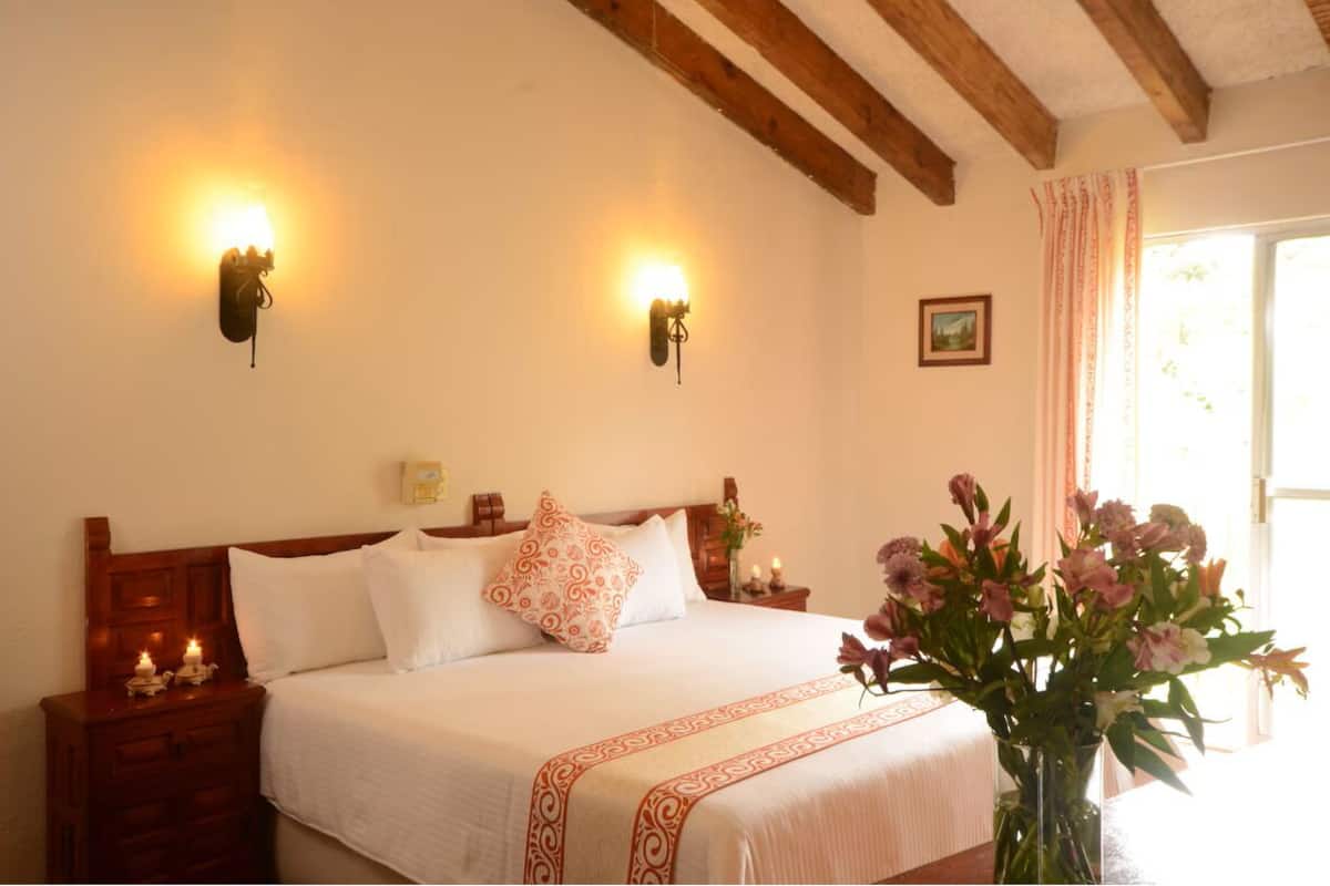 Deluxe-sviitti | Ylelliset vuodevaatteet, tallelokero huoneessa, ilmainen Wi-Fi