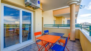 Outdoor dining - Sunny 1BDR Flat w/Pool in Vau by LovelyStay (Portimão)