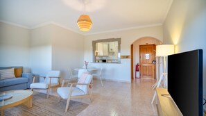 TV - Sunny 1BDR Flat w/Pool in Vau by LovelyStay (Portimão)