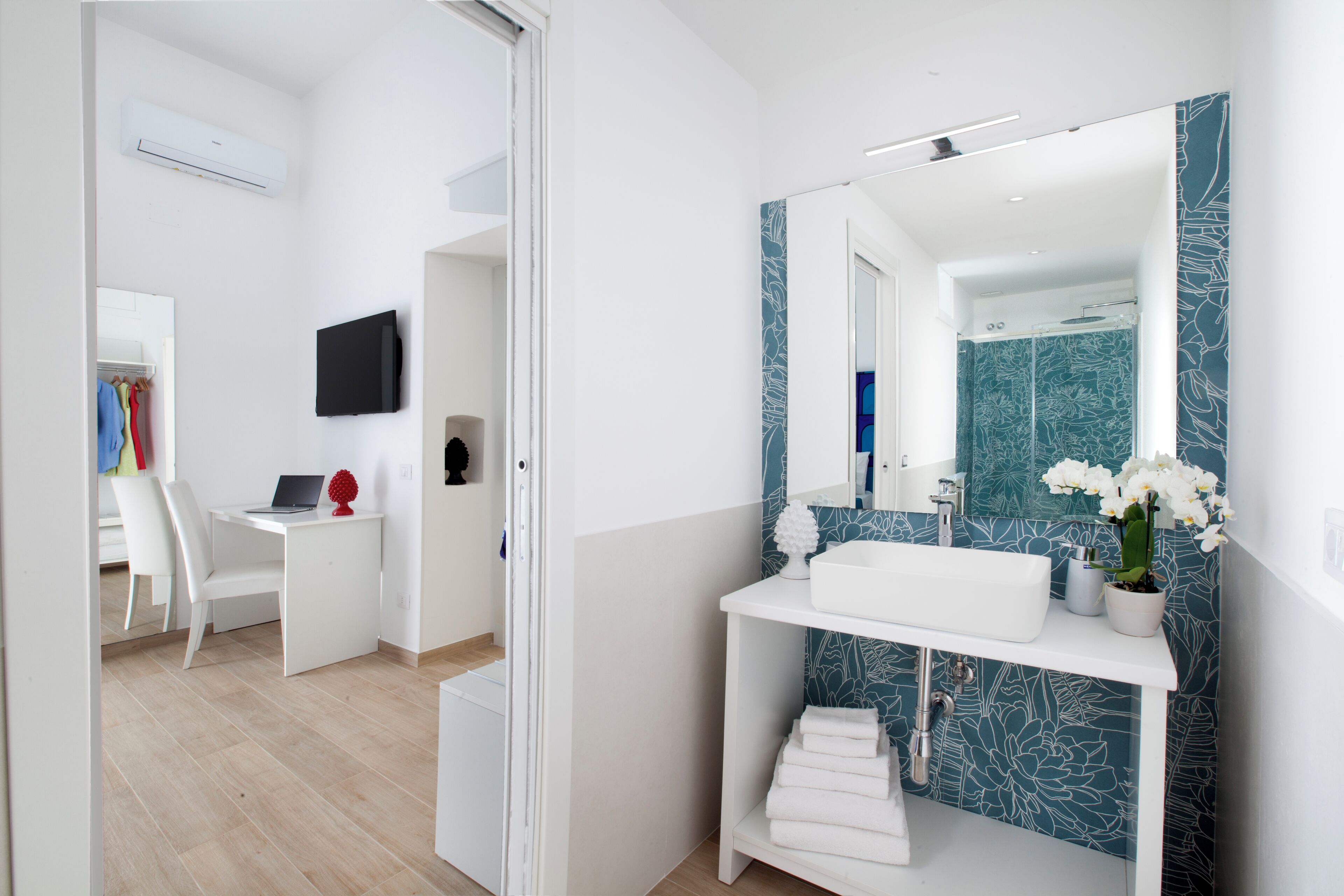 Sèche-cheveux, serviettes fournies, savon, papier toilette