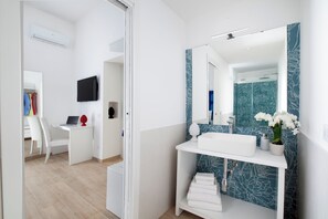 Asciugacapelli, asciugamani, sapone, carta igienica