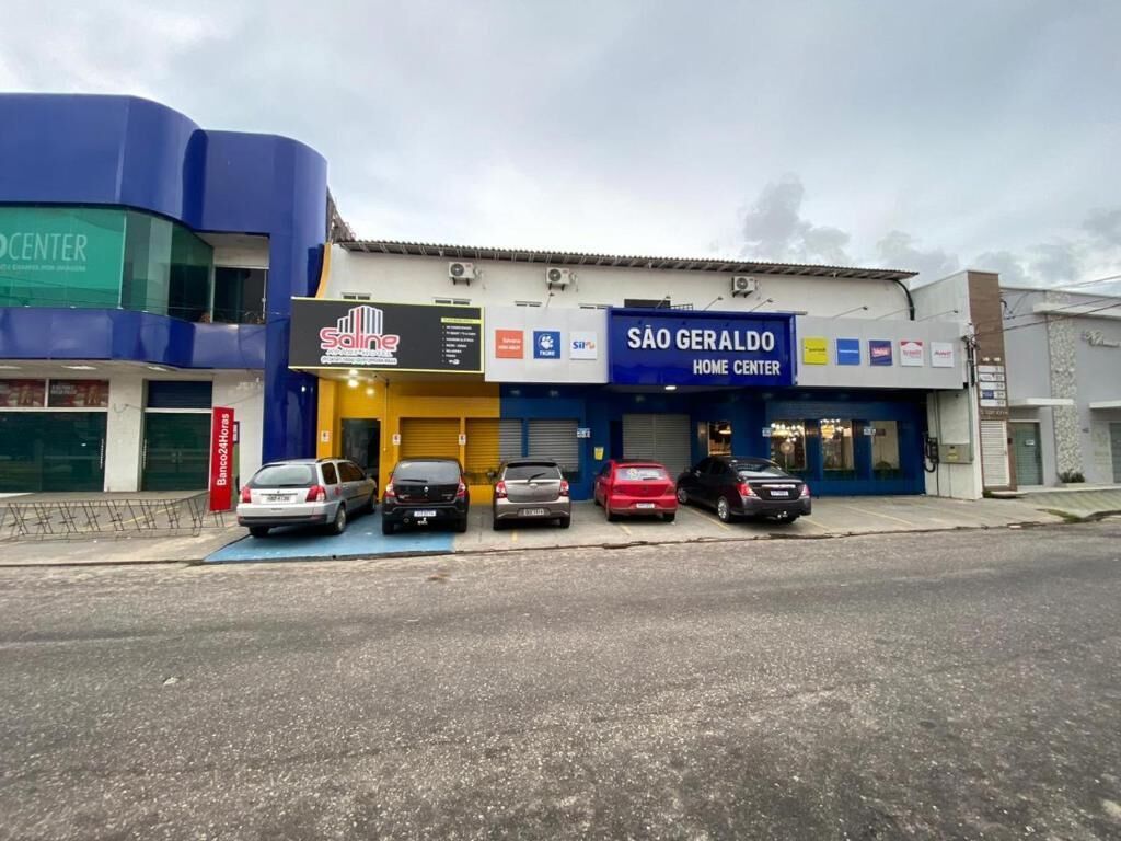 Un edificio con fachada azul y un letrero que dice 'SÃO GERALDO HOME CENTER'.