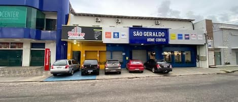 Un edificio con fachada azul y un letrero que dice 'SÃO GERALDO HOME CENTER'.