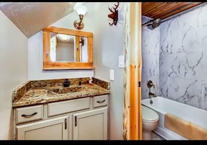 مجففات شعر، مناشف، صابون، ورق حمّام