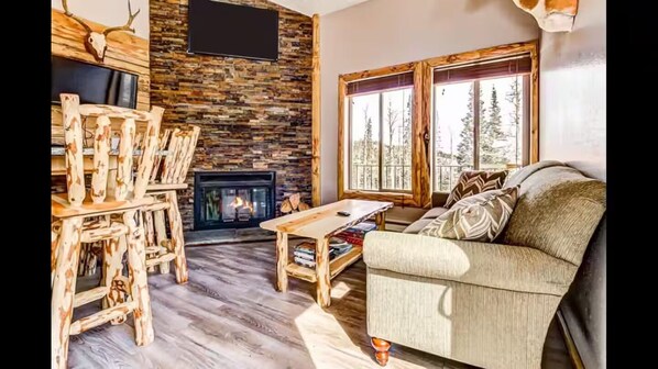 TV connectée, cheminée, lecteur de DVD, baby-foot