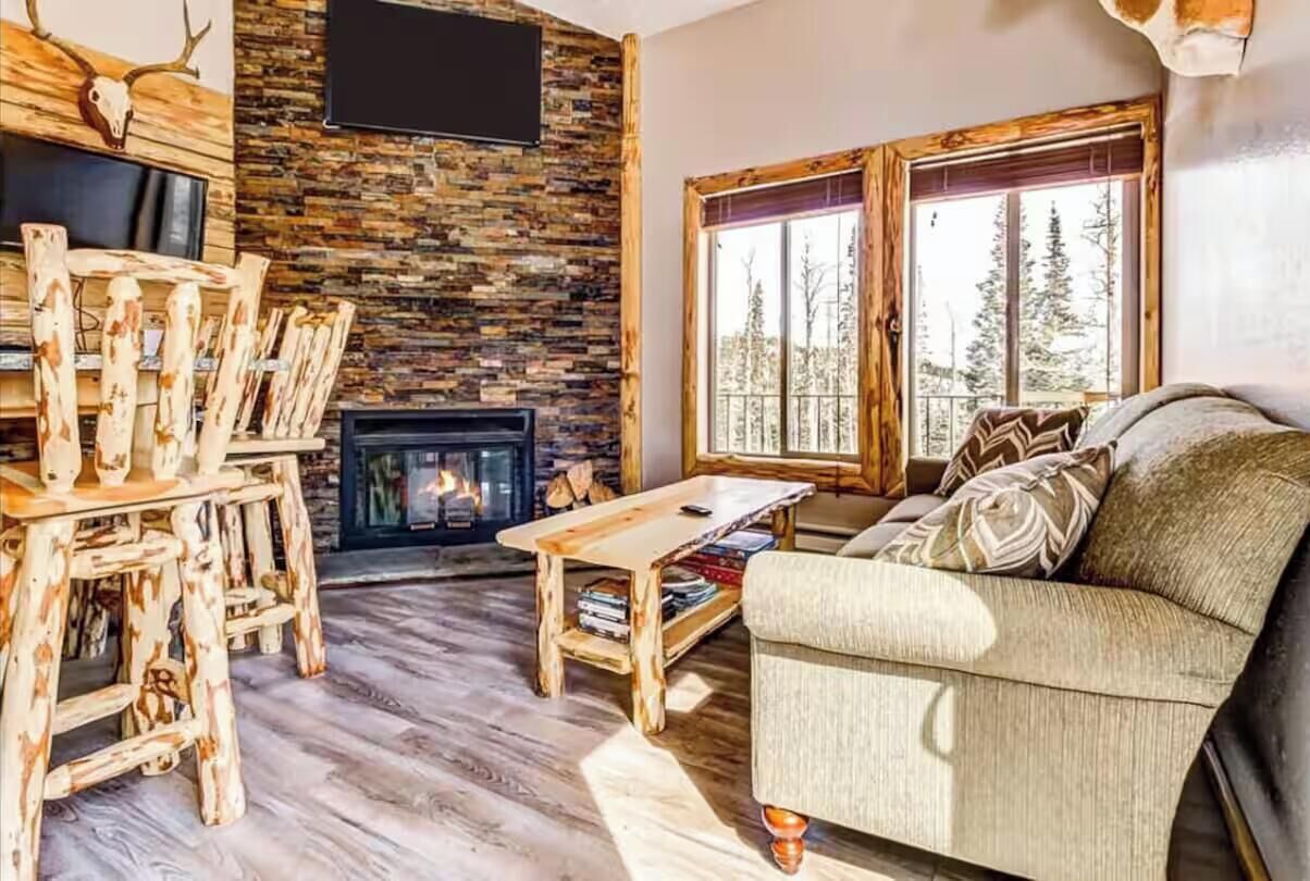 تلفزيون ذكي، مدفأة، مشغل دي في دي، كرة قدم الطاولة