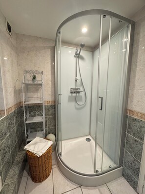 Douche, sèche-cheveux, serviettes fournies, savon
