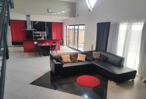 Living area - Private room for 3 in a 350M2 shared Villa (charleroi)