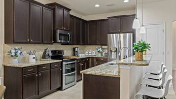 冰箱、微波炉、烤箱、炉灶