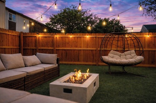 7BR • Fire Pit • Huge Private Backyard and Patio