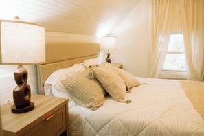 7 bedrooms, iron/ironing board, WiFi, bed sheets - 7BR • Fire Pit • Huge Private Backyard and Patio (Kansas City)