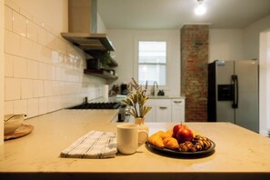 ثلاجة، فرن، موقد طهي مسطح، غسالة أطباق