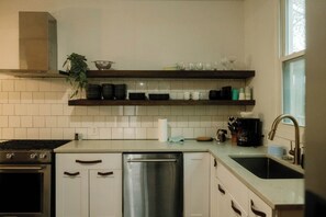 Fridge, oven, stovetop, dishwasher - 7BR • Fire Pit • Huge Private Backyard and Patio (Kansas City)