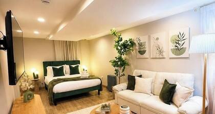 Sleeps 26 • Modern Multi-Unit • Gym • Workspaces