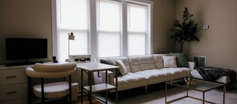 Sleeps 22 • Modern Multi-Unit • Gym • Workspaces