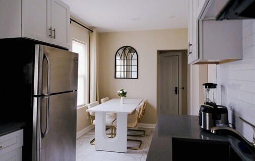 Sleeps 26 • Modern Multi-Unit • Gym • Workspaces
