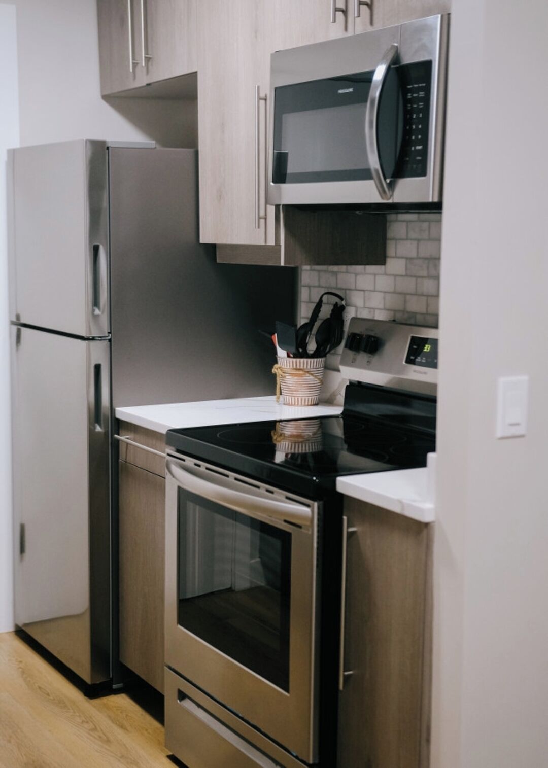 Kühlschrank, Mikrowelle, Ofen, Geschirrspüler