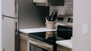 Kühlschrank, Mikrowelle, Ofen, Geschirrspüler