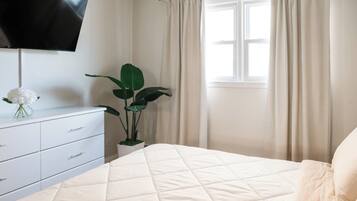 3 bedrooms, iron/ironing board, WiFi, bed sheets