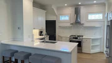 Een koelkast, een magnetron, een oven, een kookplaat