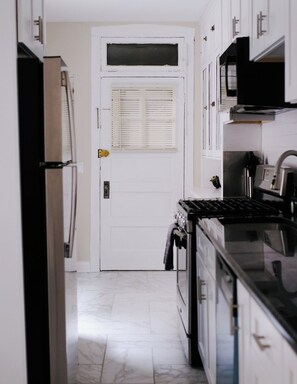 Kylskåp, mikrovågsugn, ugn och spishäll