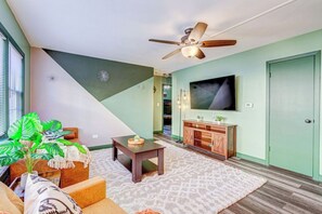 TV - Top Rated Condo • 65” TV • Family-friendly 2BR (Elmwood Park)
