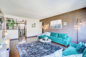 TV - Top Rated Condo •King Bed • Safe Historic Location (Elmwood Park)