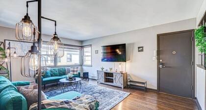 Top Rated Condo •King Bed • Safe Historic Location