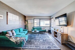 TV - Top Rated Condo •King Bed • Safe Historic Location (Elmwood Park)