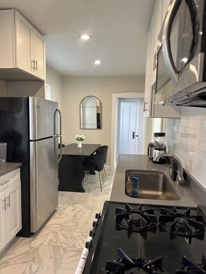 Køleskab, mikrobølgeovn, ovn, kogeplade