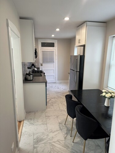 Private Workspace •  Sleeps4 • Modern Stylish Stay