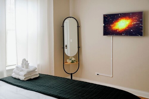 Private Workspace •  Sleeps4 • Modern Stylish Stay