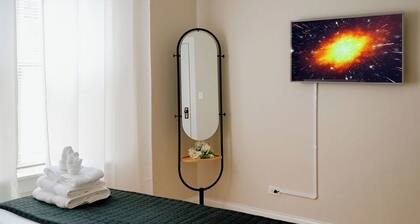Private Workspace • Sleeps4 • Modern Stylish Stay