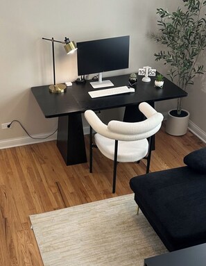Interior - Private Workspace •  Sleeps4 • Modern Stylish Stay (Chicago)