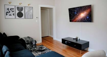 Private Workspace • Sleeps4 • Modern Stylish Stay