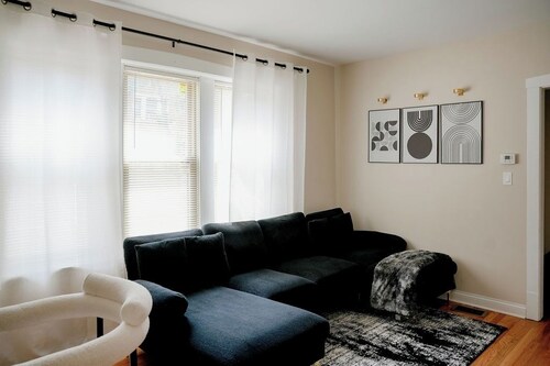 Private Workspace •  Sleeps4 • Modern Stylish Stay