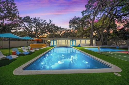 Heated Pool • Sleeps 32 • Pickle/Bball • Theater
