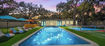Heated Pool • Sleeps 32 • Pickle/Bball • Theater