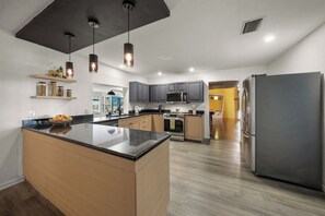 Fridge, microwave, oven, stovetop - Heated Pool • Sleeps 32 • Pickle/Bball • Theater (Bradenton)