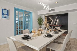 Dining - Heated Pool • Sleeps 32 • Pickle/Bball • Theater (Bradenton)